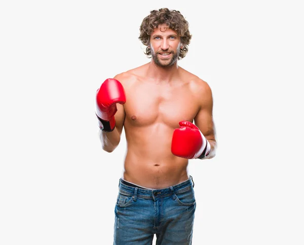 英俊的西班牙拳击手男子穿着拳击手套在孤立的背景与一个愉快和凉爽的笑容在脸上 幸运的人 — 图库照片