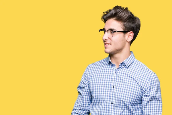 Joven Hombre Guapo Con Gafas Sobre Fondo Aislado Mirando Hacia — Foto de Stock