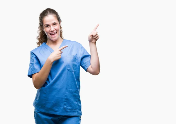 Jonge Brunette Dokter Meisje Verpleegkundige Chirurg Uniform Dragen Geïsoleerde Achtergrond — Stockfoto