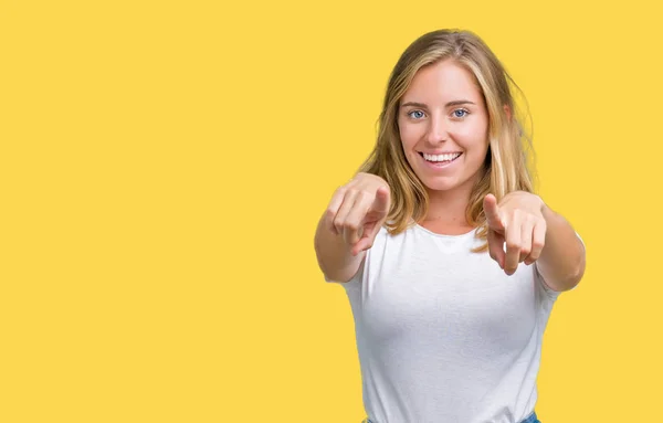 Hermosa Mujer Joven Con Camiseta Blanca Casual Sobre Fondo Aislado — Foto de Stock