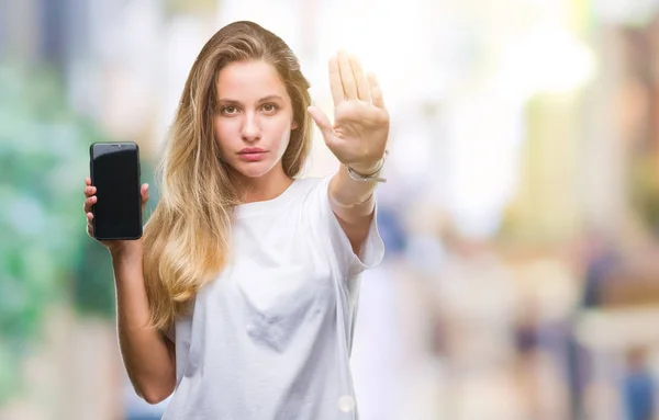 Jovem Bela Mulher Loira Mostrando Tela Smartphone Sobre Fundo Isolado — Fotografia de Stock