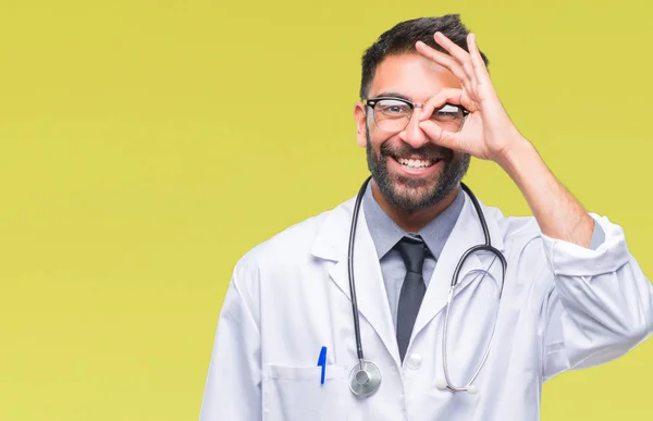 Médico Hispano Adulto Sobre Fondo Aislado Haciendo Buen Gesto Con — Foto de Stock