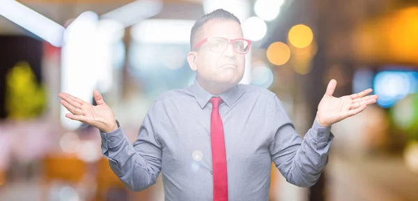 Homem Árabe Meia Idade Vestindo Moda Óculos Vermelhos Sobre Fundo — Fotografia de Stock