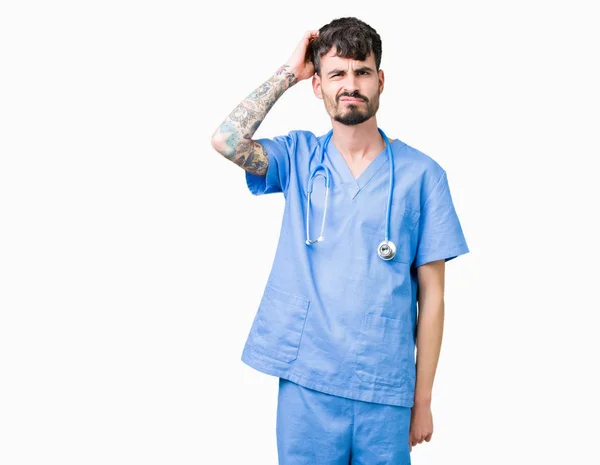 Ung Vacker Sjuksköterska Man Bär Kirurg Uniform Över Isolerade Bakgrund — Stockfoto