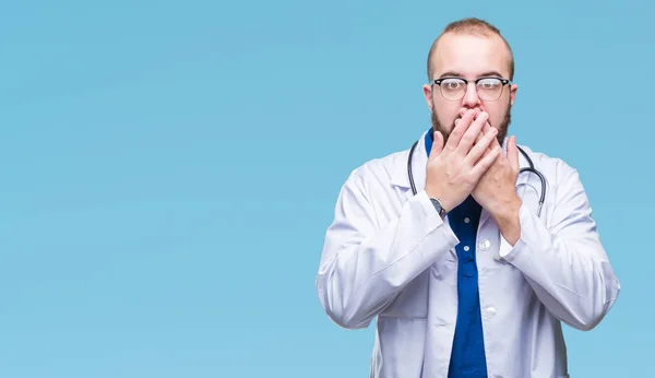 Junger Kaukasischer Arzt Weißen Arztkittel Über Isoliertem Hintergrund Gelangweilt Gähnend — Stockfoto