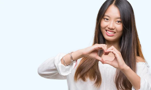 Junge Asiatin Mit Isoliertem Hintergrund Die Verliebt Lächelt Und Herzsymbol — Stockfoto