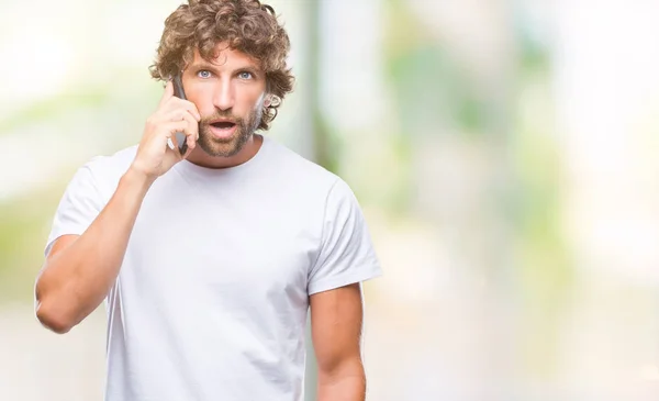 Bonito Modelo Hispânico Homem Falando Smartphone Sobre Fundo Isolado Assustado — Fotografia de Stock