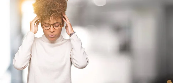 Hermosa Mujer Afroamericana Joven Con Gafas Sobre Fondo Aislado Con — Foto de Stock