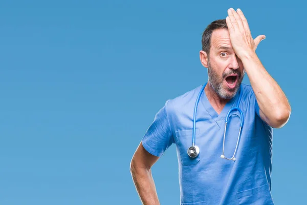 Edad Media Hoary Médico Senior Hombre Con Uniforme Médico Sobre — Foto de Stock