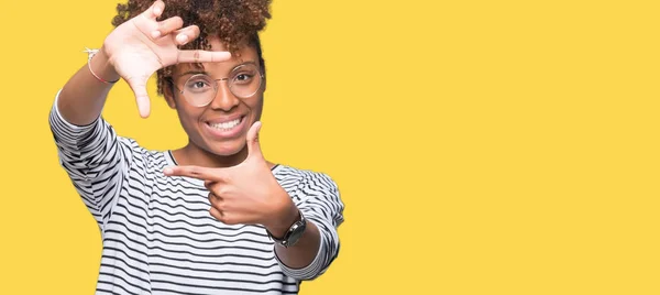 Linda Jovem Afro Americana Vestindo Óculos Sobre Fundo Isolado Sorrindo — Fotografia de Stock