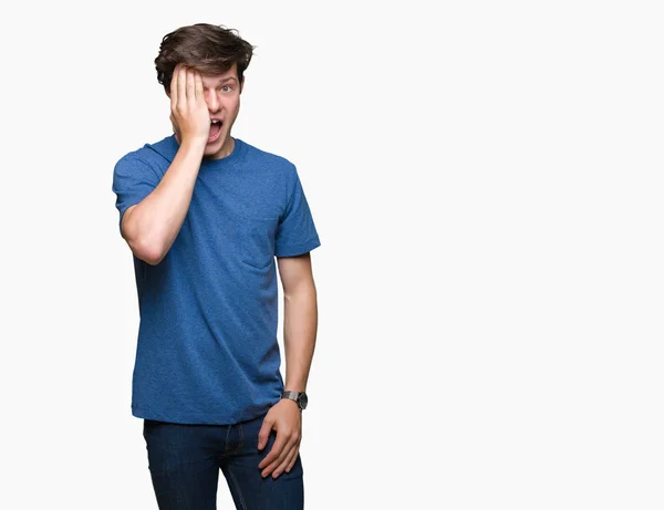 Jovem Homem Bonito Vestindo Camiseta Azul Sobre Fundo Isolado Cobrindo — Fotografia de Stock