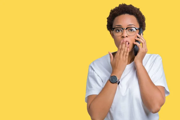 Jovem Afro Americana Falando Telefone Sobre Fundo Isolado Cobrir Boca — Fotografia de Stock
