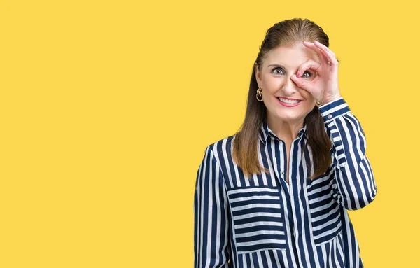 Middelbare Leeftijd Volwassen Zakenvrouw Geïsoleerde Achtergrond Doen Gebaar Met Hand — Stockfoto