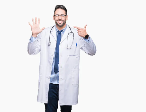 Bonito Jovem Médico Homem Sobre Fundo Isolado Mostrando Apontando Para — Fotografia de Stock