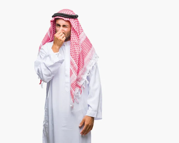 Ung Vacker Man Bära Keffiyeh Över Isolerade Bakgrund Att Lukta — Stockfoto