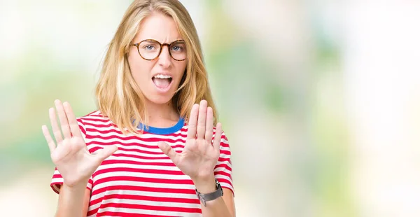 Bella Giovane Donna Con Gli Occhiali Sfondo Isolato Spaventata Terrorizzata — Foto Stock