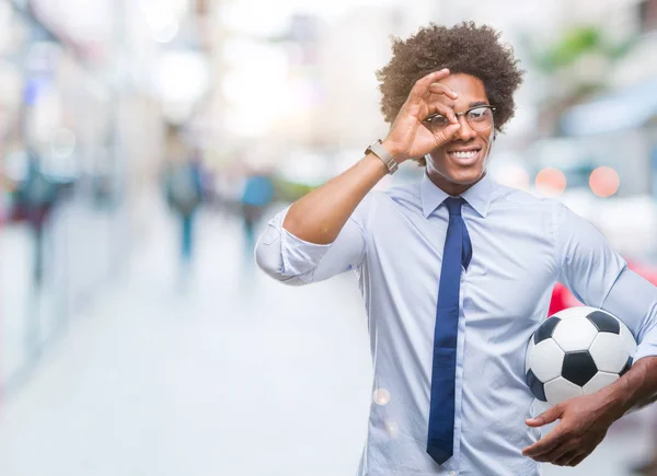 Futbol Topu Ile Mutlu Yüz Parmaklarının Arasından Seyir Göz Üzerinde — Stok fotoğraf