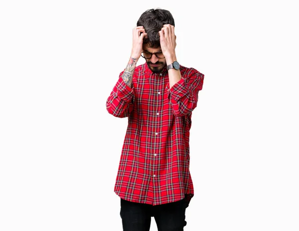 年轻英俊的男子戴眼镜在孤立的背景下患有头痛绝望和压力 因为疼痛和偏头痛 手在头上 — 图库照片