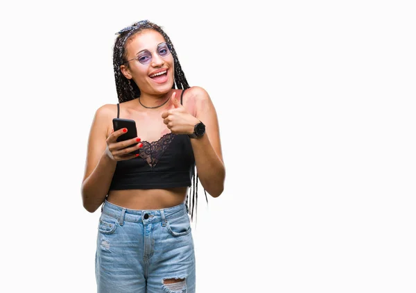 Jovem Trançado Cabelo Afro Americano Com Marca Nascimento Usando Smartphone — Fotografia de Stock