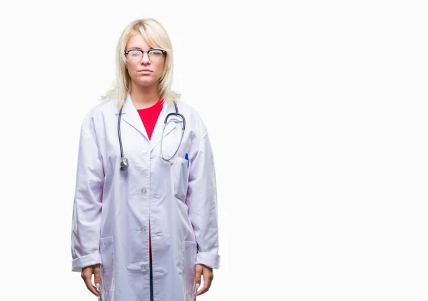 Junge Schöne Blonde Ärztin Medizinischer Uniform Über Isoliertem Hintergrund Mit — Stockfoto