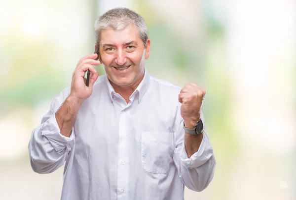 Knappe Senior Man Praten Smartphone Geïsoleerde Achtergrond Schreeuwen Trots Vieren — Stockfoto