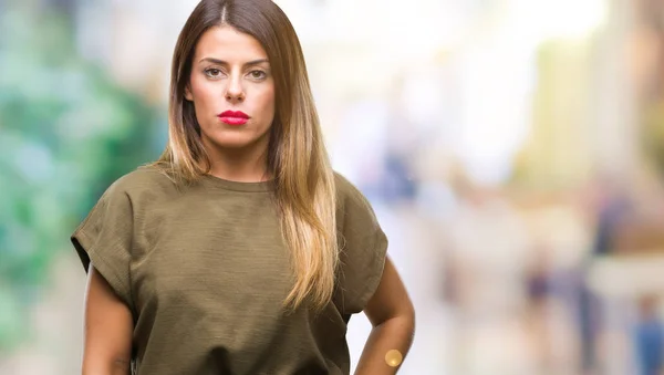 Jovem Bela Mulher Sobre Fundo Isolado Com Expressão Séria Rosto — Fotografia de Stock