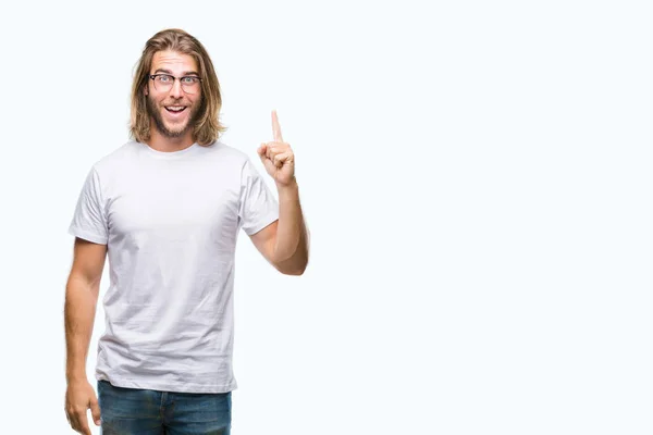 Homem Bonito Jovem Com Cabelos Longos Usando Óculos Sobre Fundo — Fotografia de Stock