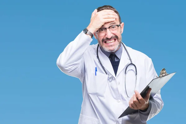 Hombre Médico Mediana Edad Hoary Superior Sosteniendo Portapapeles Sobre Fondo —  Fotos de Stock