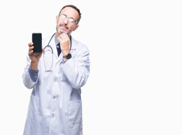 Μέση Ηλικία Ανώτερος Γιατρός Γηραιός Άνδρας Δείχνει Smartphone Οθόνη Πάνω — Φωτογραφία Αρχείου