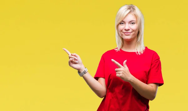 Joven Hermosa Mujer Rubia Vistiendo Camiseta Roja Sobre Fondo Aislado —  Fotos de Stock