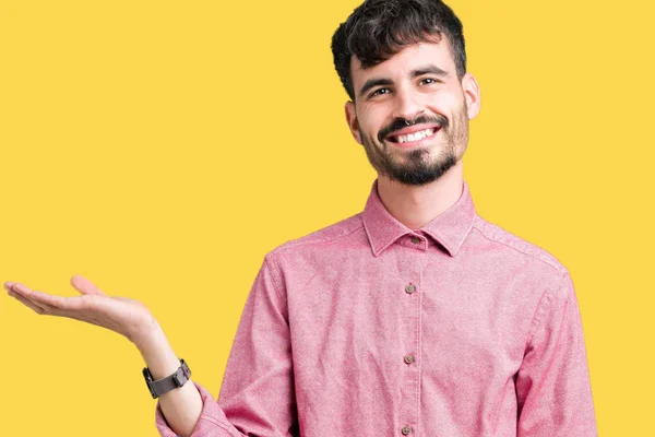 Joven Hombre Guapo Con Camisa Rosa Sobre Fondo Aislado Sonriendo — Foto de Stock