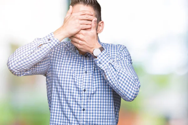 Joven Hombre Guapo Sobre Fondo Aislado Cubriendo Los Ojos Boca —  Fotos de Stock