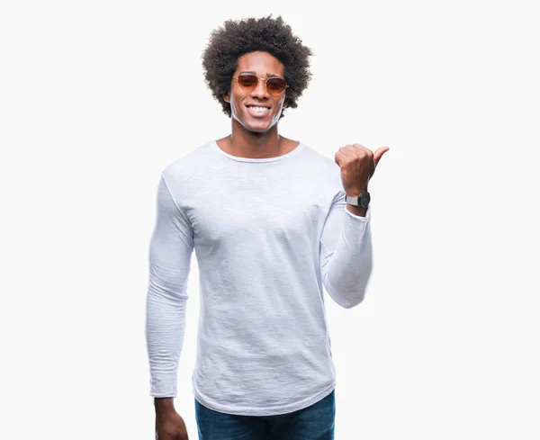 Afro Amerikaanse Man Dragen Van Een Zonnebril Geïsoleerde Achtergrond Glimlachend — Stockfoto