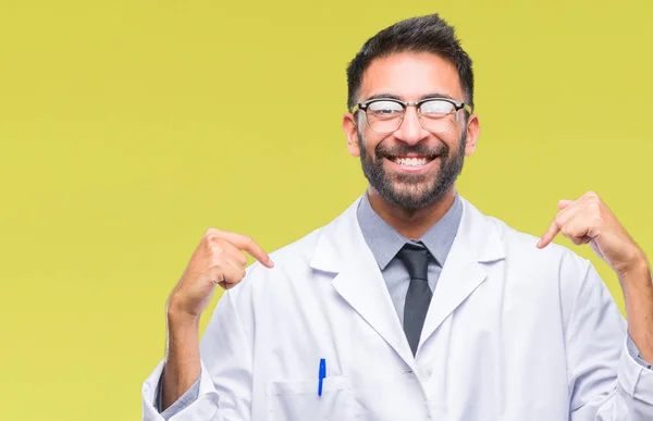 Científico Hispano Adulto Doctor Hombre Usando Bata Blanca Sobre Fondo — Foto de Stock