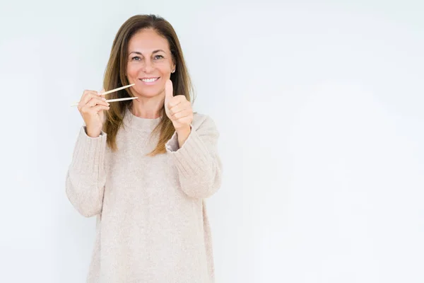 Frau Mittleren Alters Hält Asiatische Essstäbchen Über Isoliertem Hintergrund Glücklich — Stockfoto