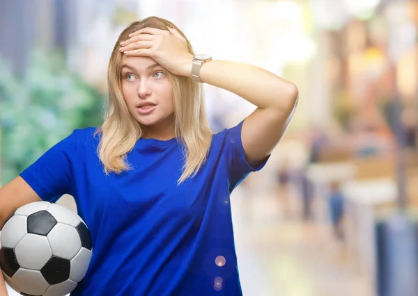 Молодая Кавказская Женщина Держащая Футбольный Мяч Изолированном Фоне Напряженная Рукой — стоковое фото