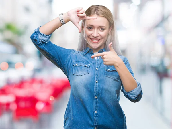 Mujer Rubia Joven Sobre Fondo Aislado Sonriendo Haciendo Marco Con — Foto de Stock