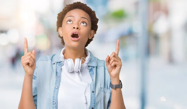 Jeune Femme Afro Américaine Portant Des Écouteurs Sur Fond Isolé — Photo