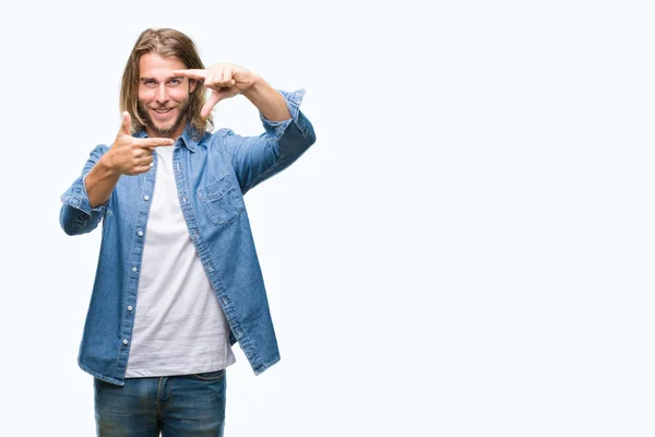 Jonge Knappe Man Met Lange Haren Geïsoleerde Achtergrond Glimlachend Maken — Stockfoto