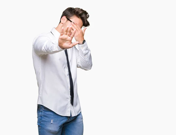 Молодий Бізнесмен Носить Окуляри Над Ізольованим Тлом Покриваючи Очі Руками — стокове фото