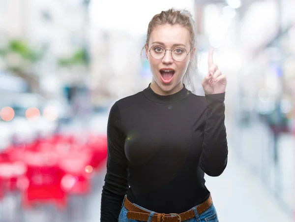 Mujer Rubia Joven Con Gafas Sobre Fondo Aislado Apuntando Con —  Fotos de Stock