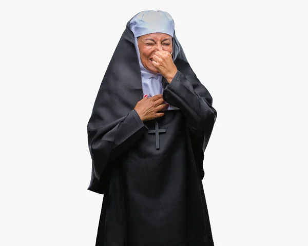 Suora Cattolica Cristiana Mezza Età Anziana Sfondo Isolato Che Odora — Foto Stock