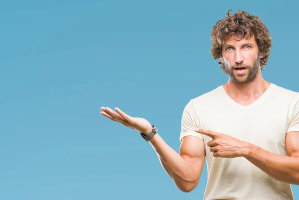 Bello Ispanico Modello Uomo Isolato Sfondo Stupito Sorridente Fotocamera Mentre — Foto Stock