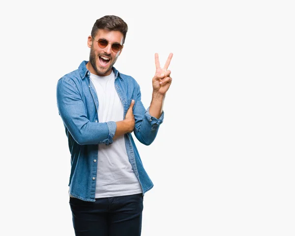 Homem Bonito Jovem Usando Óculos Sol Sobre Fundo Isolado Sorrindo — Fotografia de Stock