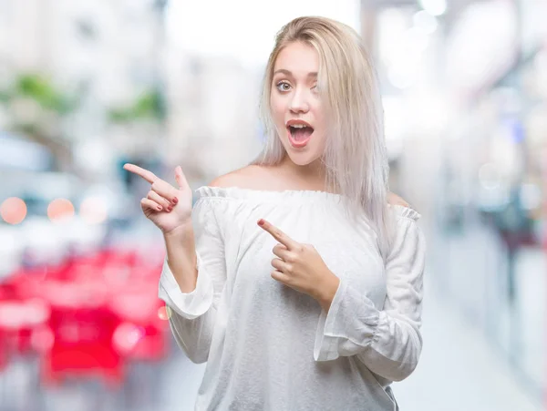 Mladá Blond Žena Izolované Pozadí Úsměvem Při Pohledu Fotoaparát Oběma — Stock fotografie