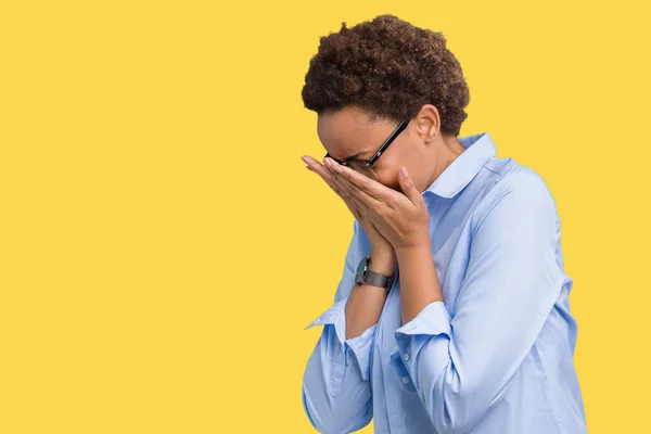 Młody Biznes African American Kobieta Białym Tle Smutny Wyrażenie Obejmujące — Zdjęcie stockowe