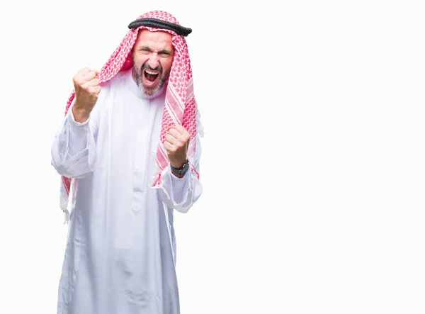 笑顔と成功のために叫んで 上クーフィーヤ身に着けているアラブの年配の男性は非常に幸せと興奮の腕を上げ 勝者のジェスチャを行う背景を分離しました お祝いのコンセプト — ストック写真