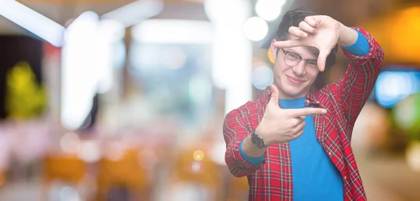 Junger Gutaussehender Student Mit Brille Vor Isoliertem Hintergrund Lächelnd Und — Stockfoto