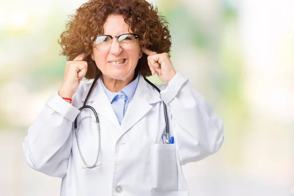 Środkowy Ager Starszy Lekarz Kobieta Białym Tle Obejmujące Uszy Palcami — Zdjęcie stockowe