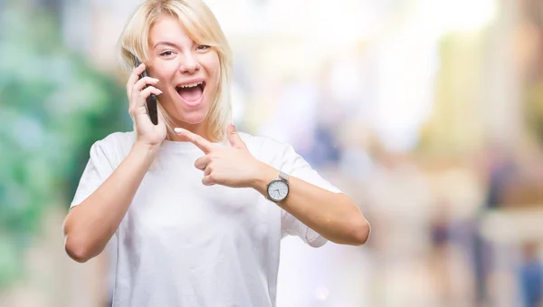 Ung Vacker Blond Kvinna Ringer Och Pratar Smartphone Över Isolerade — Stockfoto